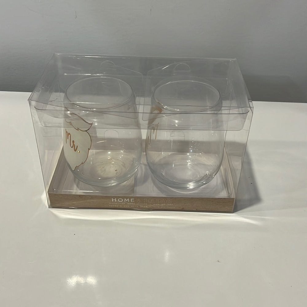 Home & Holiday Wine Glass set of 2 Mr & Mrs Santa